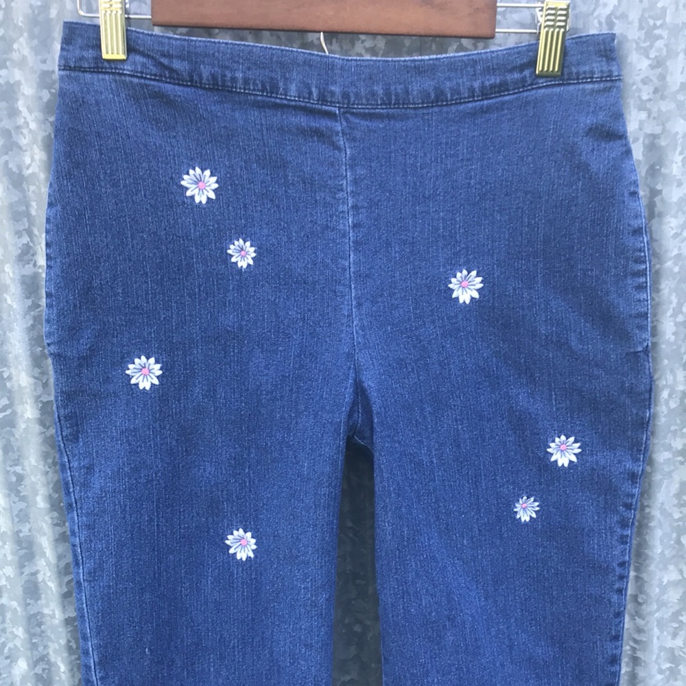 Alfred Dunner Cropped Pull-on Jeans with Daisy Detail